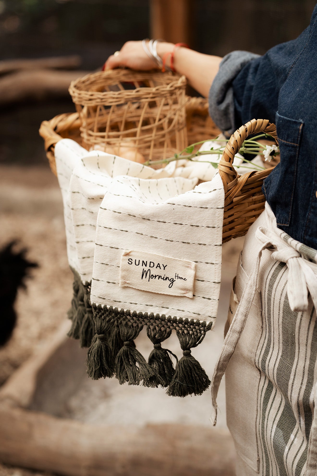 PAÑO DE COCINA CON FLECOS BORDADOS PUNTO DE HORMIGA