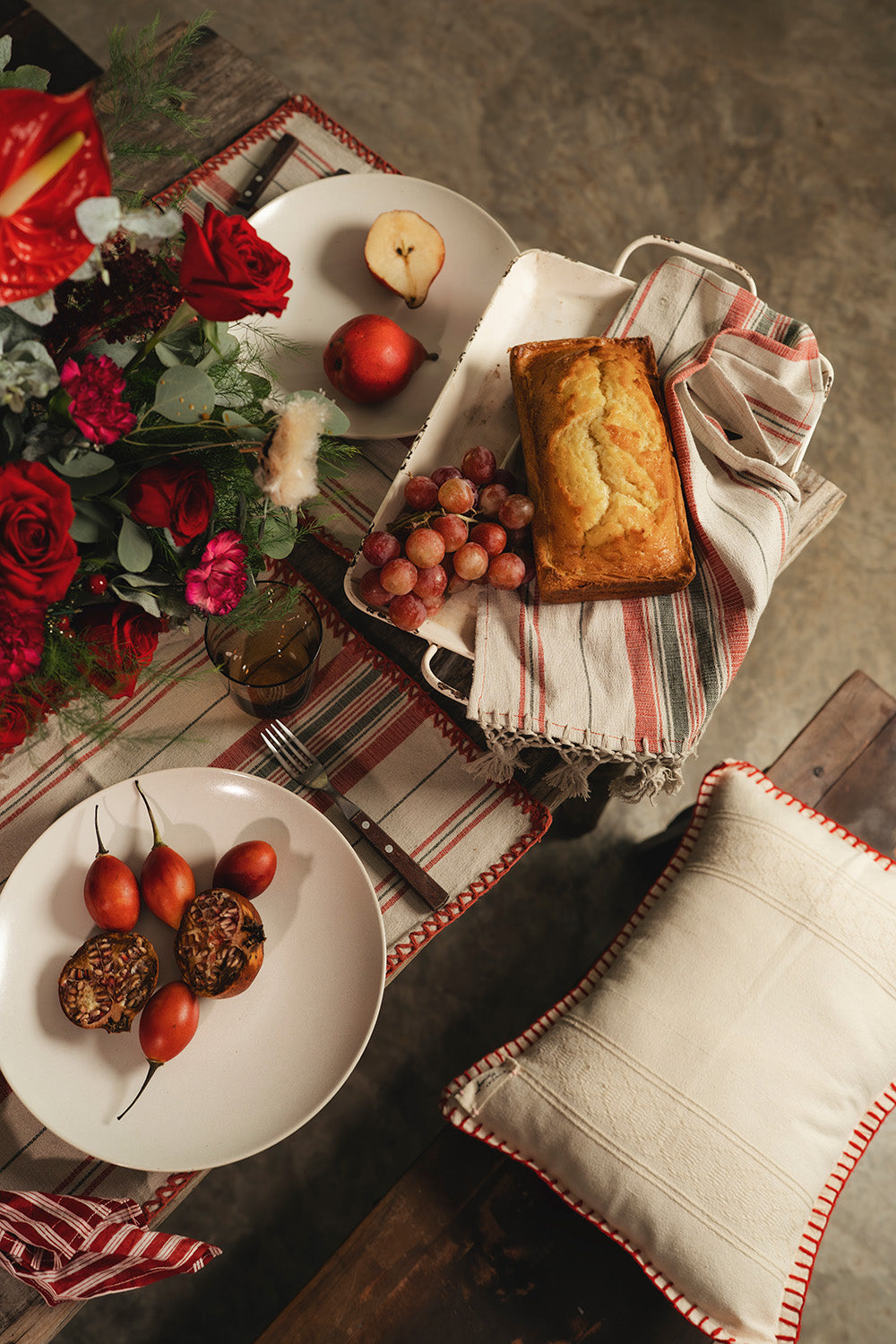 PAÑO DE COCINA CON FLECOS BORDADOS BURGUNDY