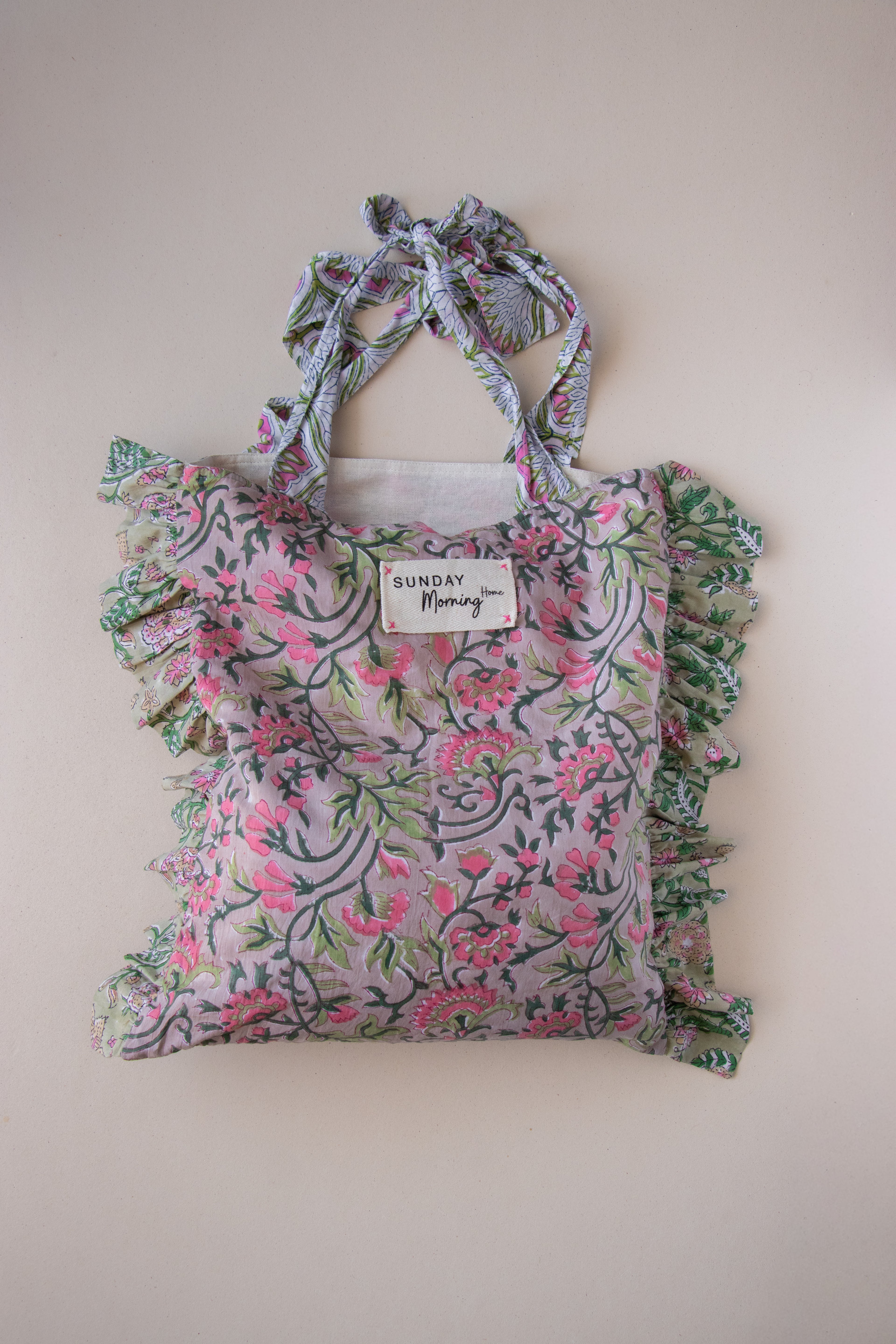 TOTE BAG ESTAMPADO FLORAL CON VOLADOS